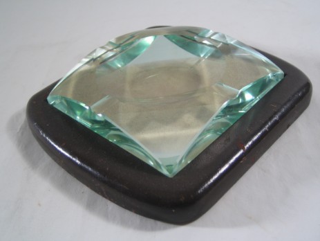 geschnittener kristallglas aschenbecher auf lederstand ca 1920