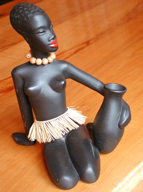 sixties schwarze keramik mädchenfigur kniend mit hafen
