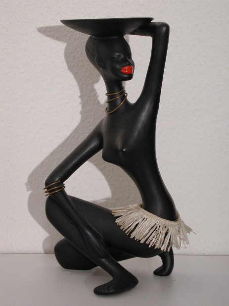keramikstatuette black beauty, kniend mit schale um 1960