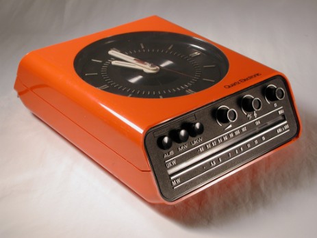 quartz electronic ukw / mw radio mit integrierter zeigeruhr 1970